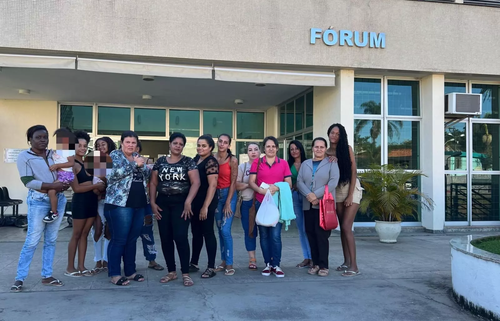 Familiares protestam por melhores condições no presídio de Santos Dumont